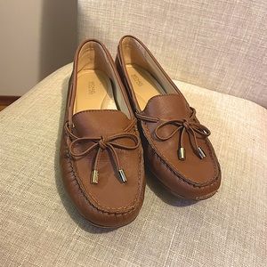 Michael Kors Tan Loafers / Slip On Shoes with bow accent size 9.5 Classic career